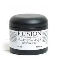 Fusion beeswax, en bivaxprodukt som kan användas till målade eller omålade möbler.